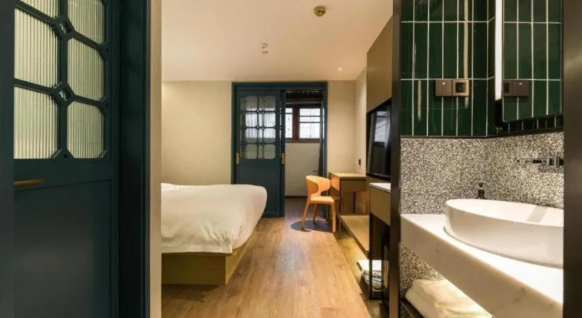 Bed in Jinglai Hotel (Shanghai Bund East Nanjing Road pedestrian street )