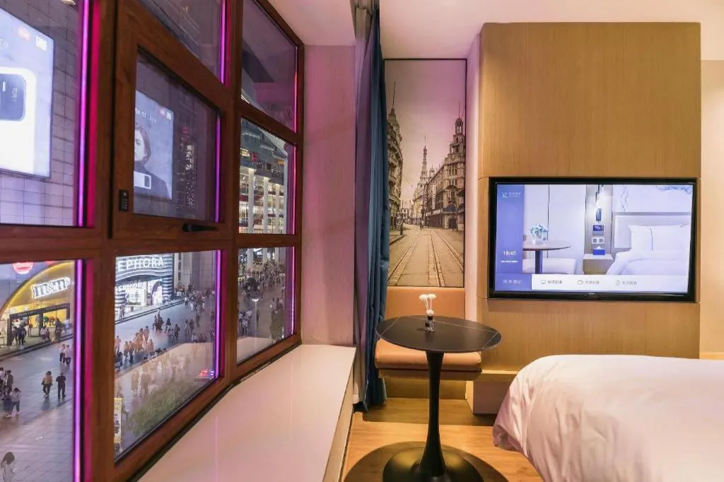 Bed in Jinglai Hotel (Shanghai Bund East Nanjing Road pedestrian street )