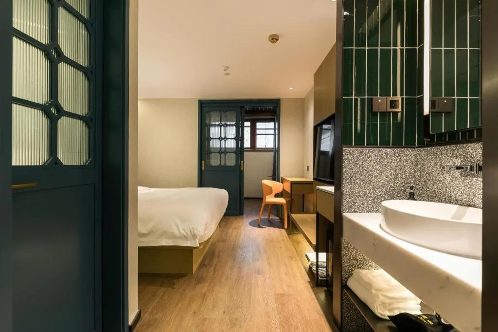 Bed in Jinglai Hotel (Shanghai Bund East Nanjing Road pedestrian street )