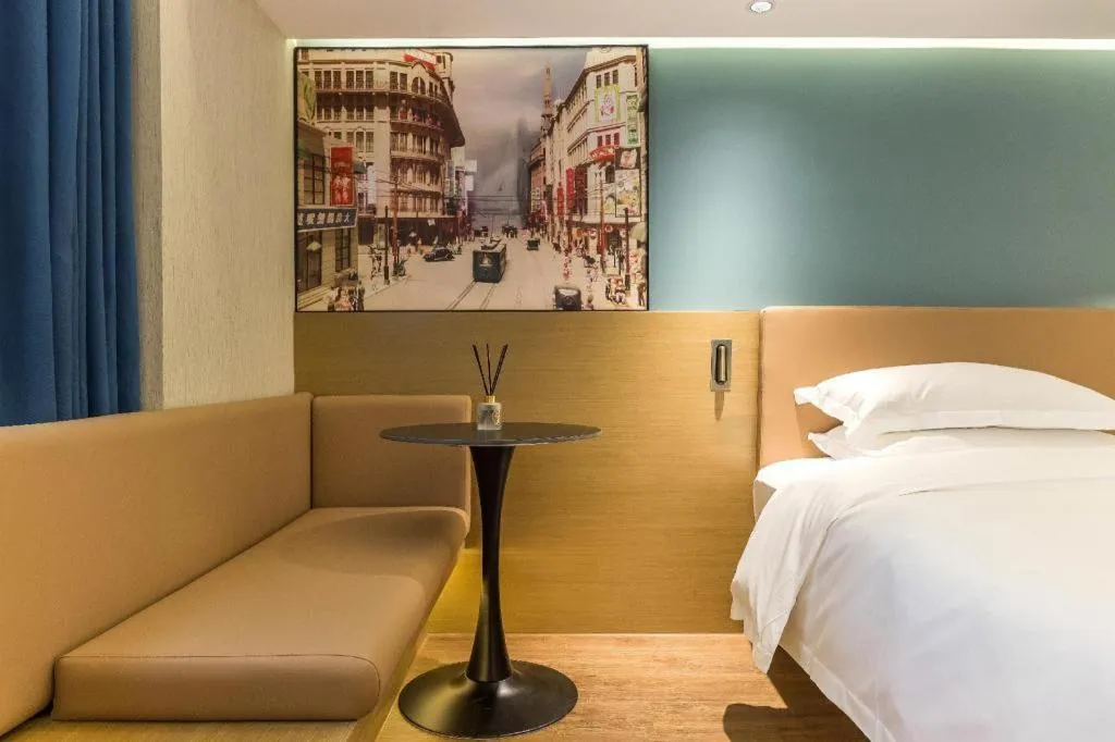 Bed in Jinglai Hotel (Shanghai Bund East Nanjing Road pedestrian street )