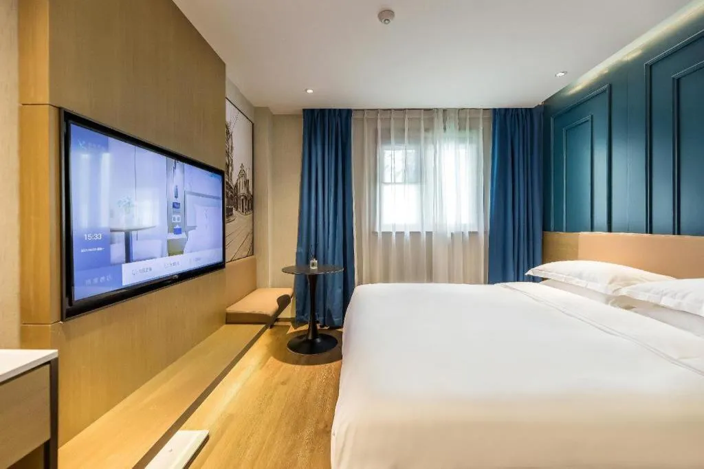 Bed in Jinglai Hotel (Shanghai Bund East Nanjing Road pedestrian street )
