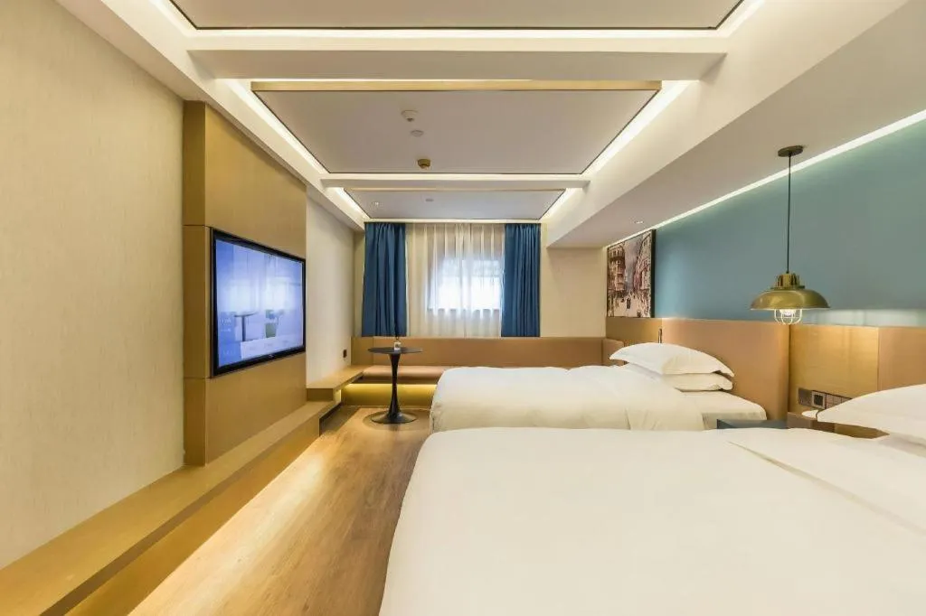 Bed in Jinglai Hotel (Shanghai Bund East Nanjing Road pedestrian street )