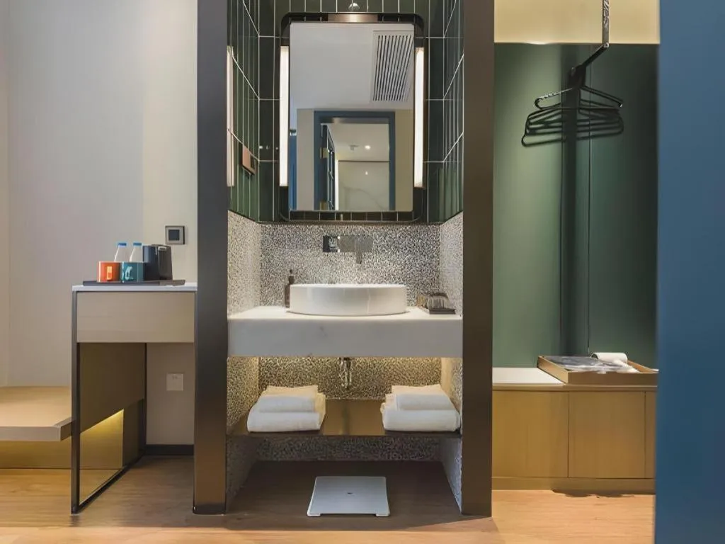 Jinglai Hotel (Shanghai Bund East Nanjing Road pedestrian street )