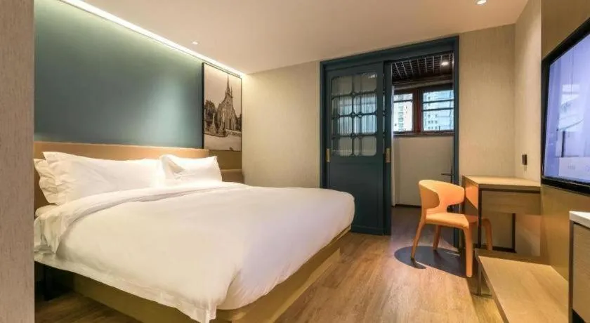 Bed in Jinglai Hotel (Shanghai Bund East Nanjing Road pedestrian street )