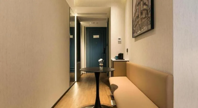 Jinglai Hotel (Shanghai Bund East Nanjing Road pedestrian street )