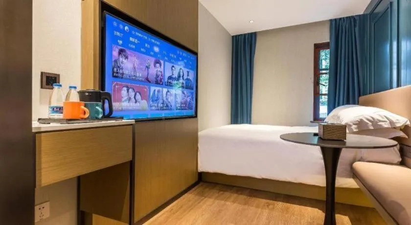 Bed in Jinglai Hotel (Shanghai Bund East Nanjing Road pedestrian street )