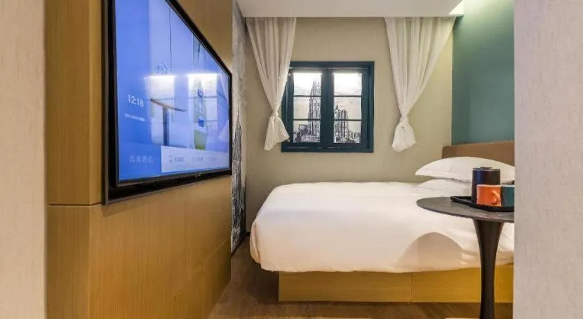 Bed in Jinglai Hotel (Shanghai Bund East Nanjing Road pedestrian street )