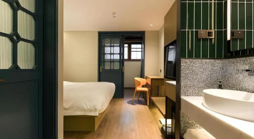 Bed in Jinglai Hotel (Shanghai Bund East Nanjing Road pedestrian street )