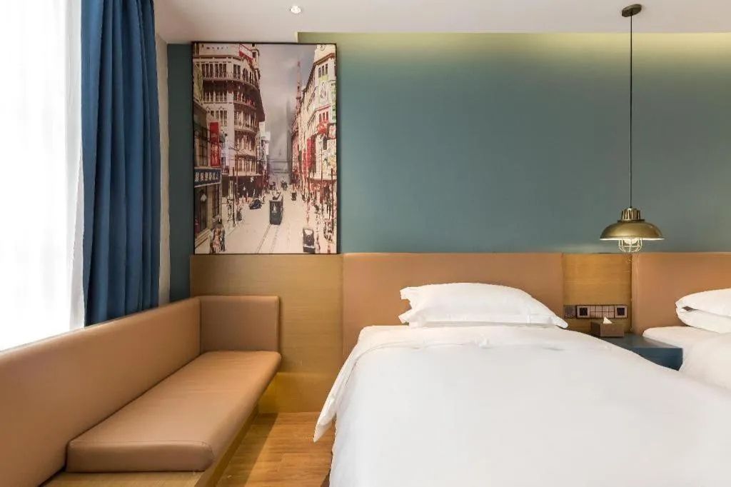 Bed in Jinglai Hotel (Shanghai Bund East Nanjing Road pedestrian street )