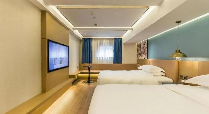 Bed in Jinglai Hotel (Shanghai Bund East Nanjing Road pedestrian street )