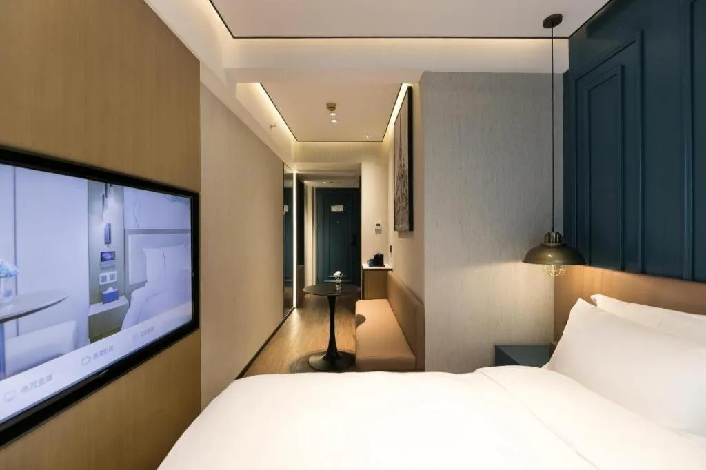 Bed in Jinglai Hotel (Shanghai Bund East Nanjing Road pedestrian street )
