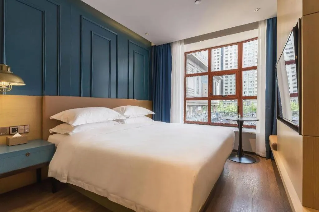 Bed in Jinglai Hotel (Shanghai Bund East Nanjing Road pedestrian street )