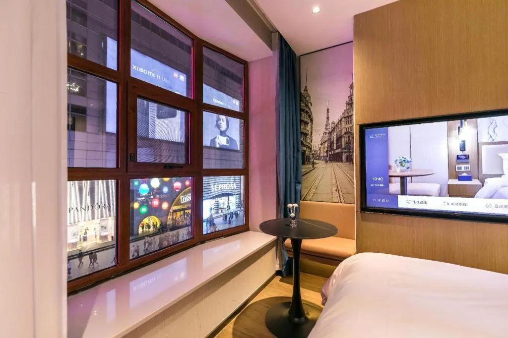 Bed in Jinglai Hotel (Shanghai Bund East Nanjing Road pedestrian street )