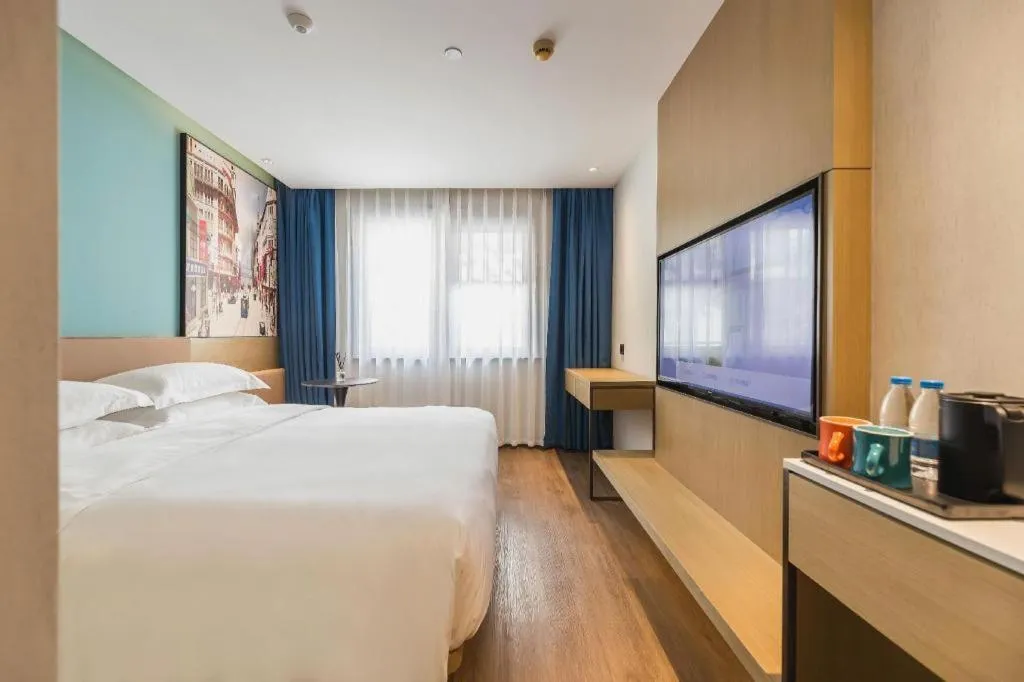 Bed in Jinglai Hotel (Shanghai Bund East Nanjing Road pedestrian street )