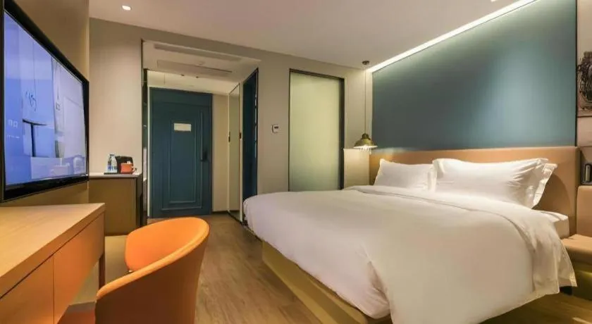 Bed in Jinglai Hotel (Shanghai Bund East Nanjing Road pedestrian street )