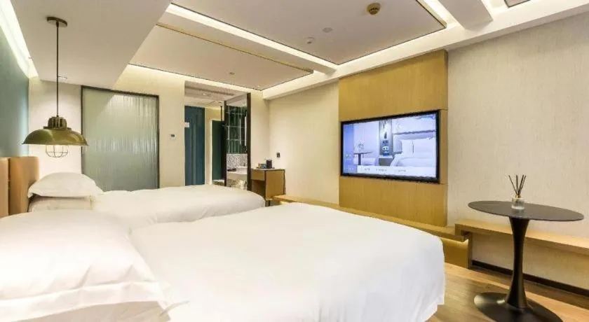 Bed in Jinglai Hotel (Shanghai Bund East Nanjing Road pedestrian street )
