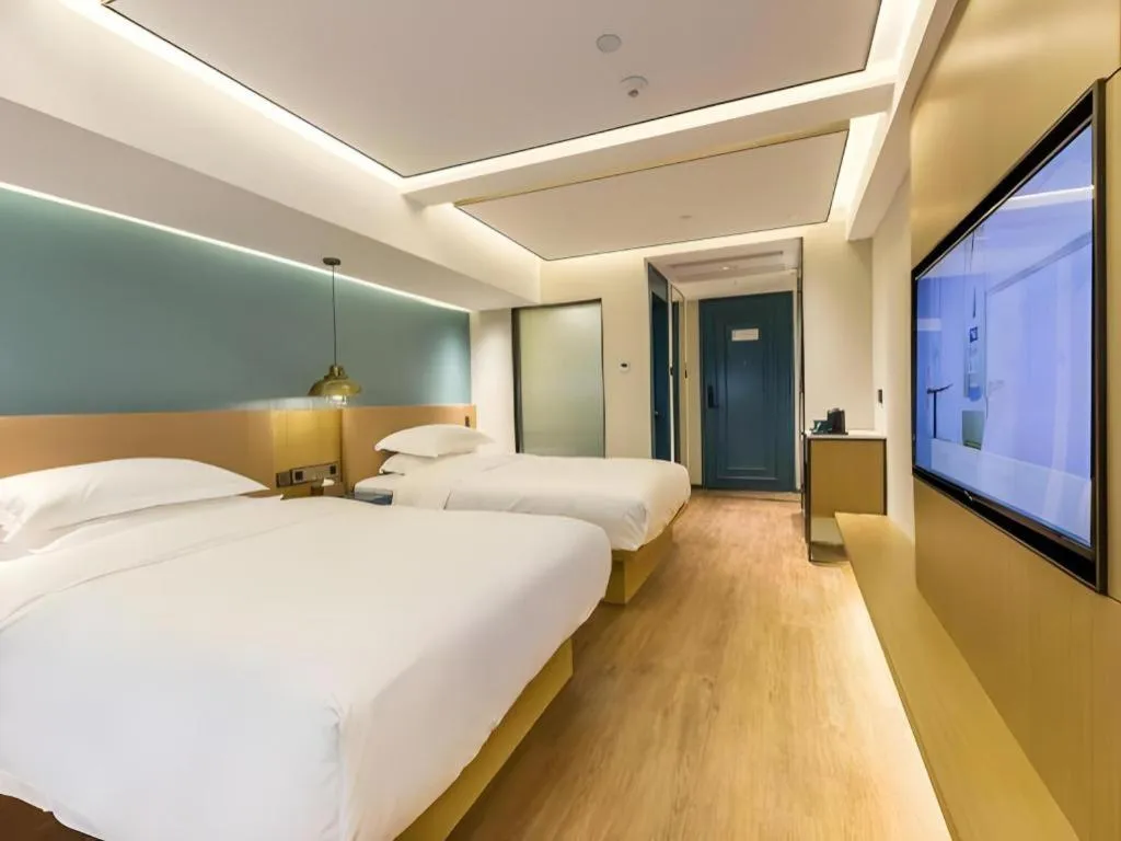 Bed in Jinglai Hotel (Shanghai Bund East Nanjing Road pedestrian street )