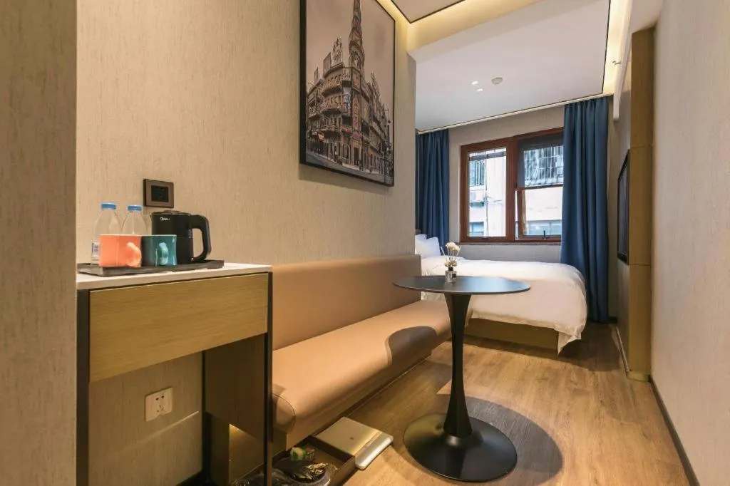 Bed in Jinglai Hotel (Shanghai Bund East Nanjing Road pedestrian street )