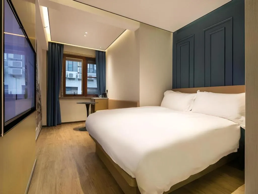 Bed in Jinglai Hotel (Shanghai Bund East Nanjing Road pedestrian street )