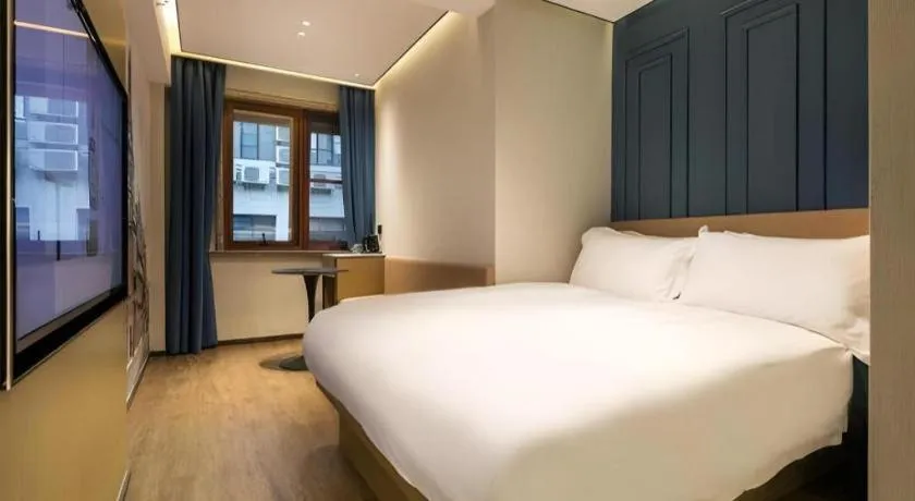 Bed in Jinglai Hotel (Shanghai Bund East Nanjing Road pedestrian street )