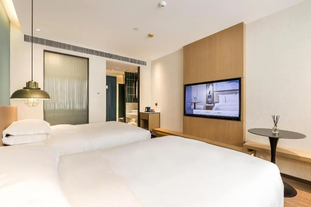 Bed in Jinglai Hotel (Shanghai Bund East Nanjing Road pedestrian street )