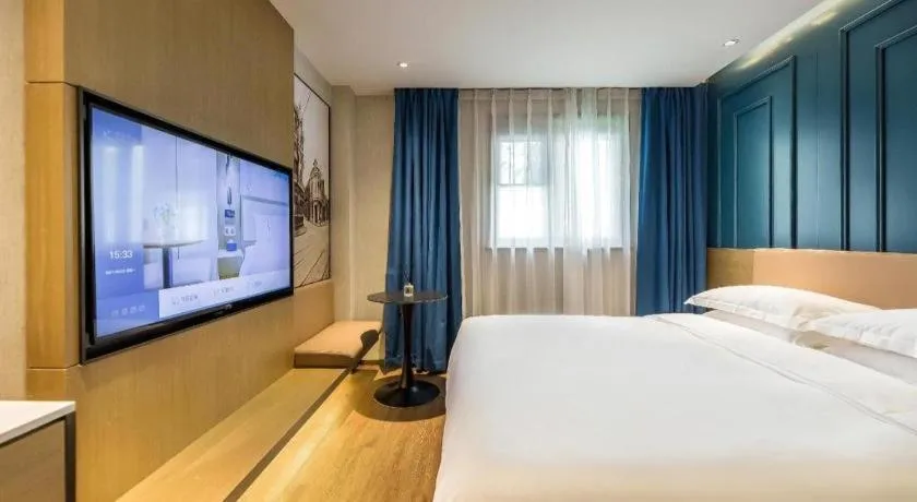 Bed in Jinglai Hotel (Shanghai Bund East Nanjing Road pedestrian street )