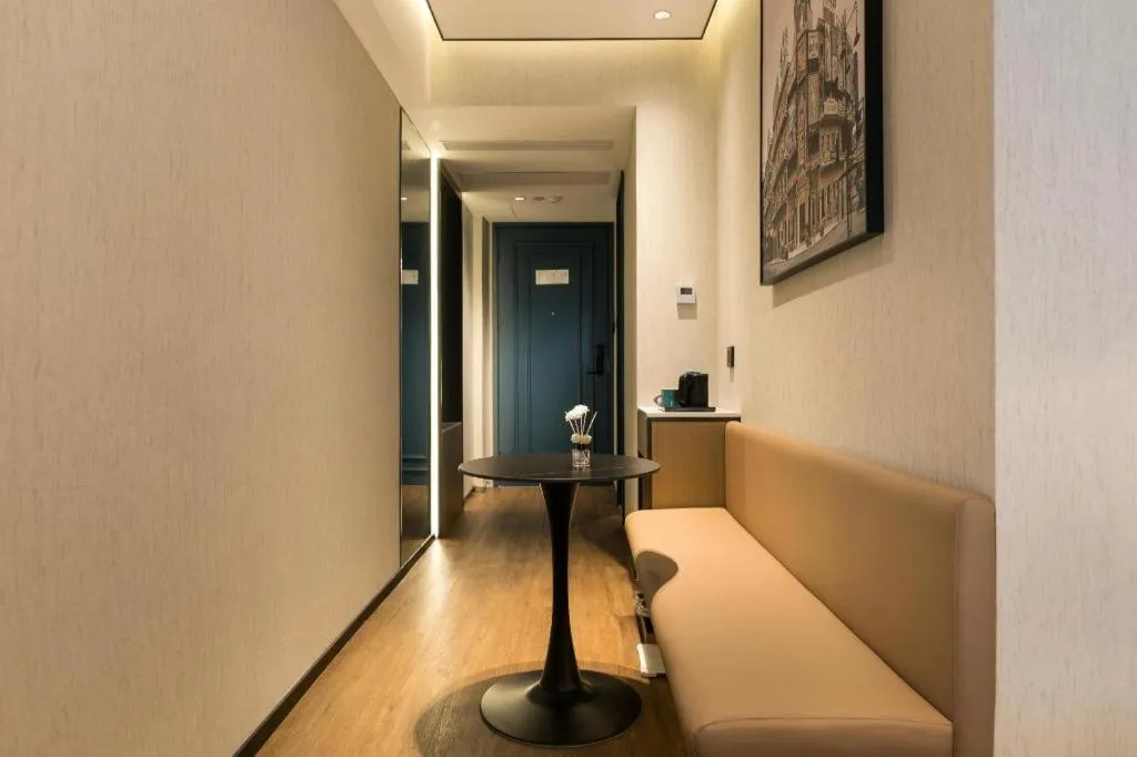 Jinglai Hotel (Shanghai Bund East Nanjing Road pedestrian street )