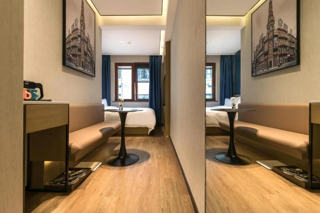 Bed in Jinglai Hotel (Shanghai Bund East Nanjing Road pedestrian street )