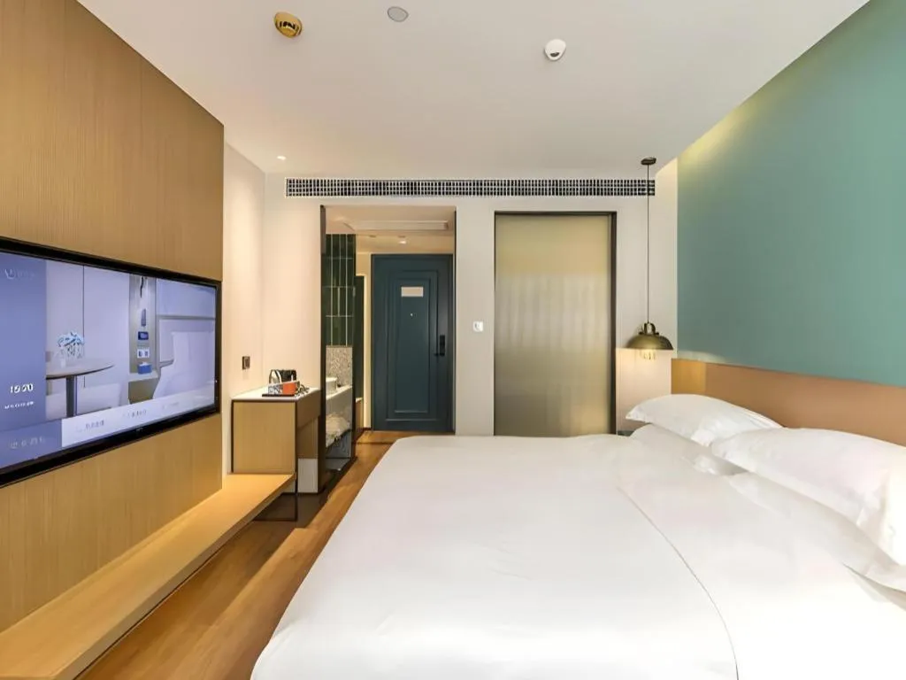 Bed in Jinglai Hotel (Shanghai Bund East Nanjing Road pedestrian street )