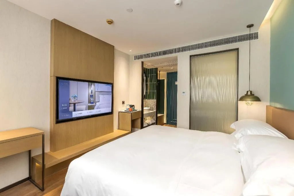 Bed in Jinglai Hotel (Shanghai Bund East Nanjing Road pedestrian street )