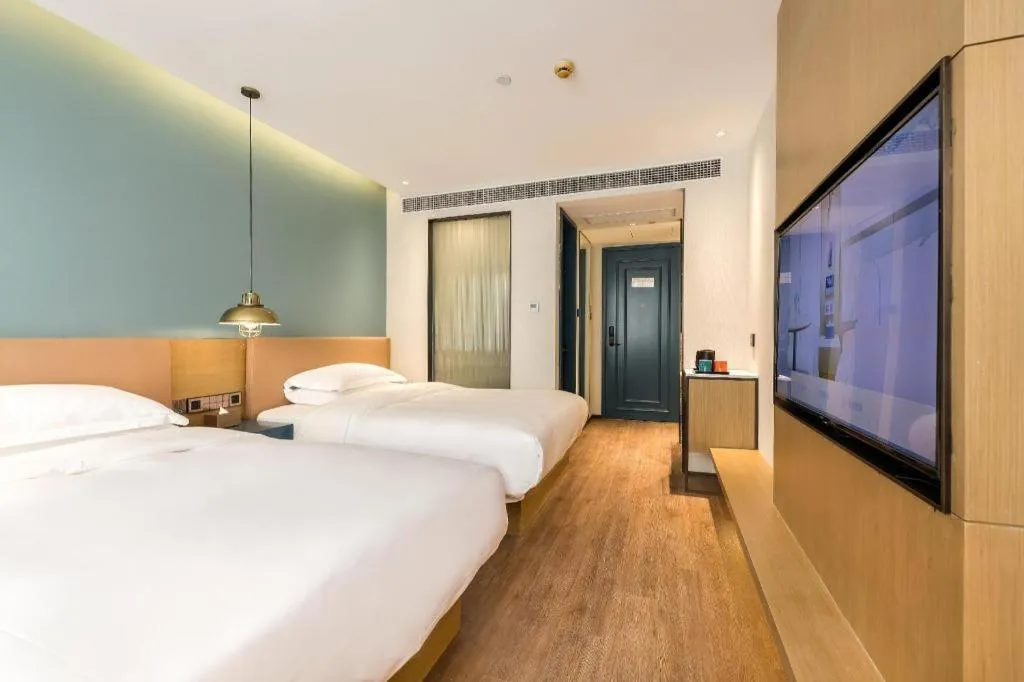 Bed in Jinglai Hotel (Shanghai Bund East Nanjing Road pedestrian street )