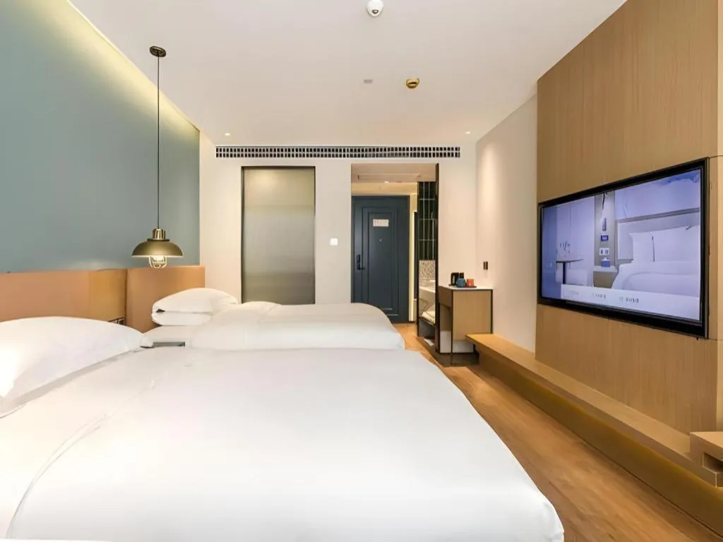 Bed in Jinglai Hotel (Shanghai Bund East Nanjing Road pedestrian street )