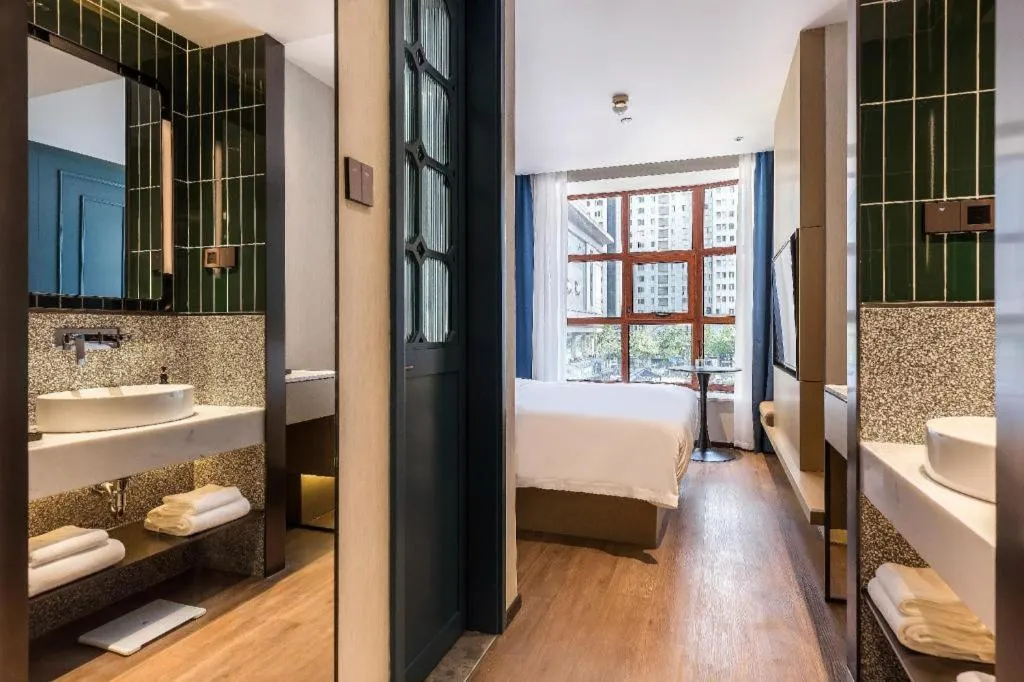 Bed in Jinglai Hotel (Shanghai Bund East Nanjing Road pedestrian street )