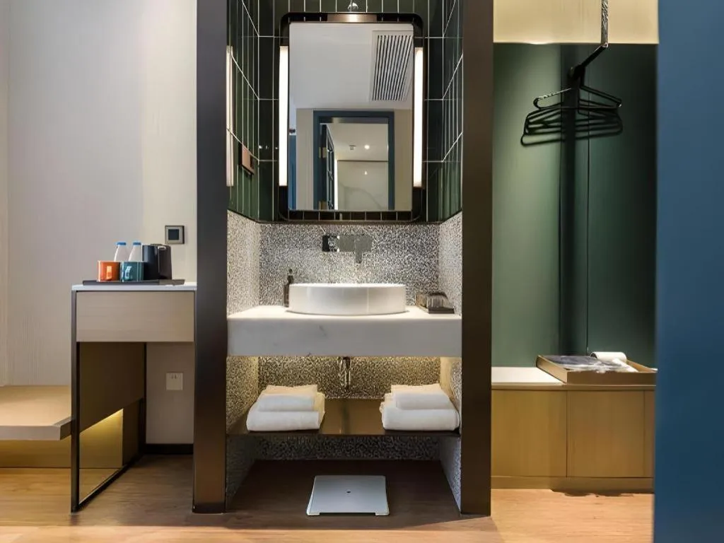 Jinglai Hotel (Shanghai Bund East Nanjing Road pedestrian street )