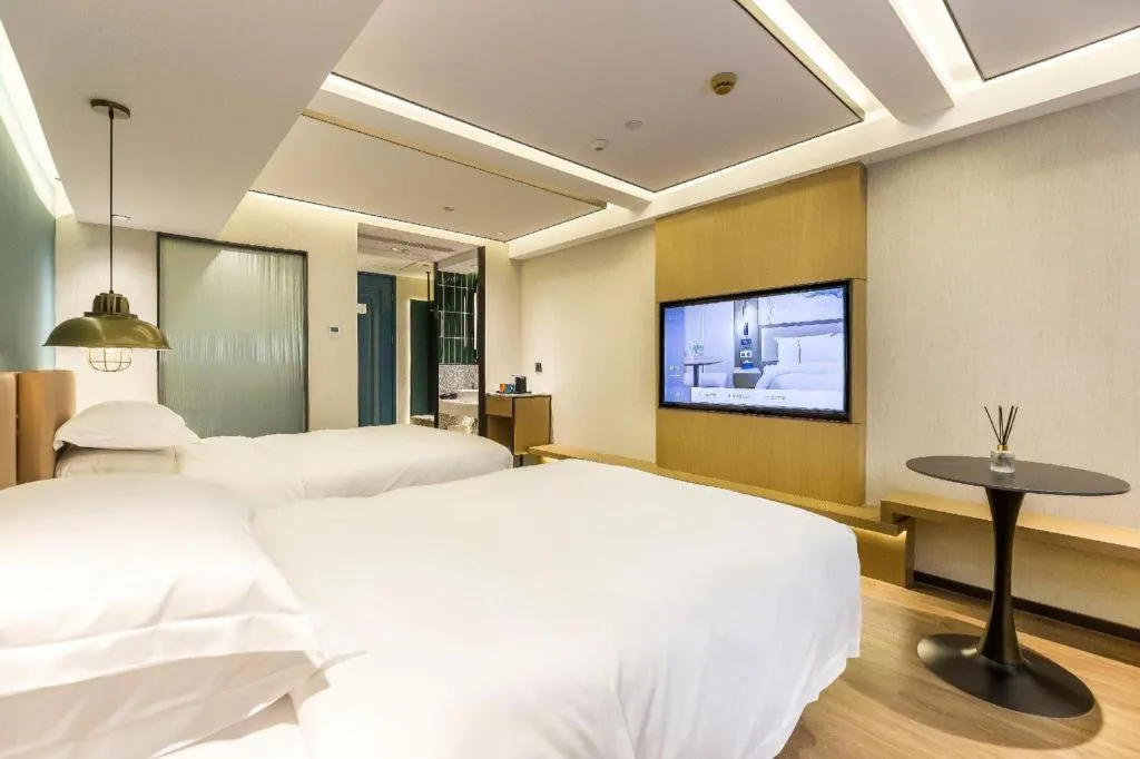 Bed in Jinglai Hotel (Shanghai Bund East Nanjing Road pedestrian street )