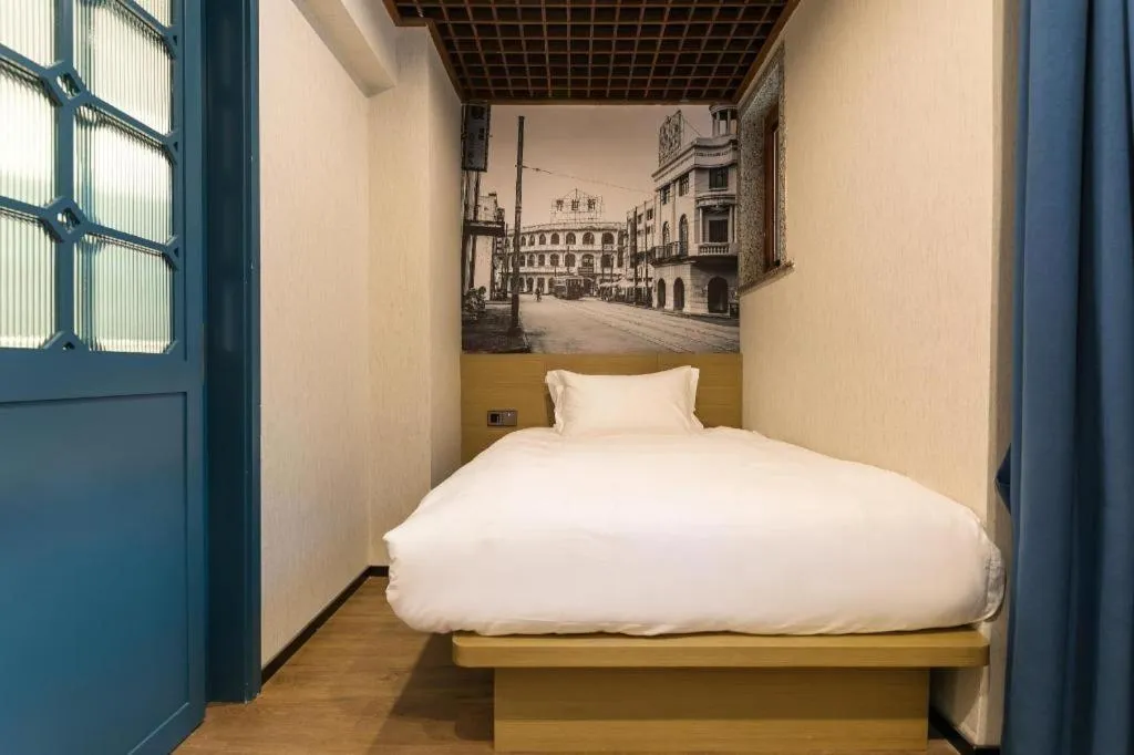 Bed in Jinglai Hotel (Shanghai Bund East Nanjing Road pedestrian street )