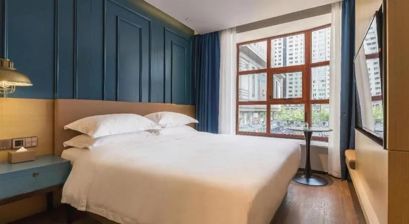 Bed in Jinglai Hotel (Shanghai Bund East Nanjing Road pedestrian street )