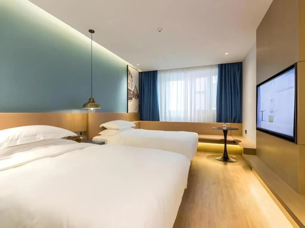 Bed in Jinglai Hotel (Shanghai Bund East Nanjing Road pedestrian street )