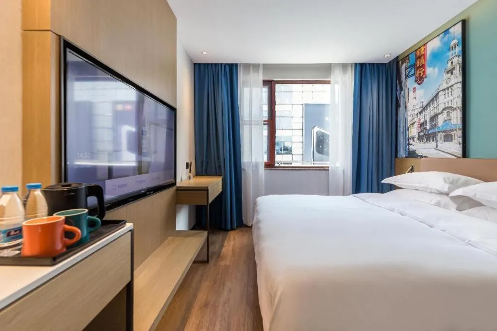 Bed in Jinglai Hotel (Shanghai Bund East Nanjing Road pedestrian street )