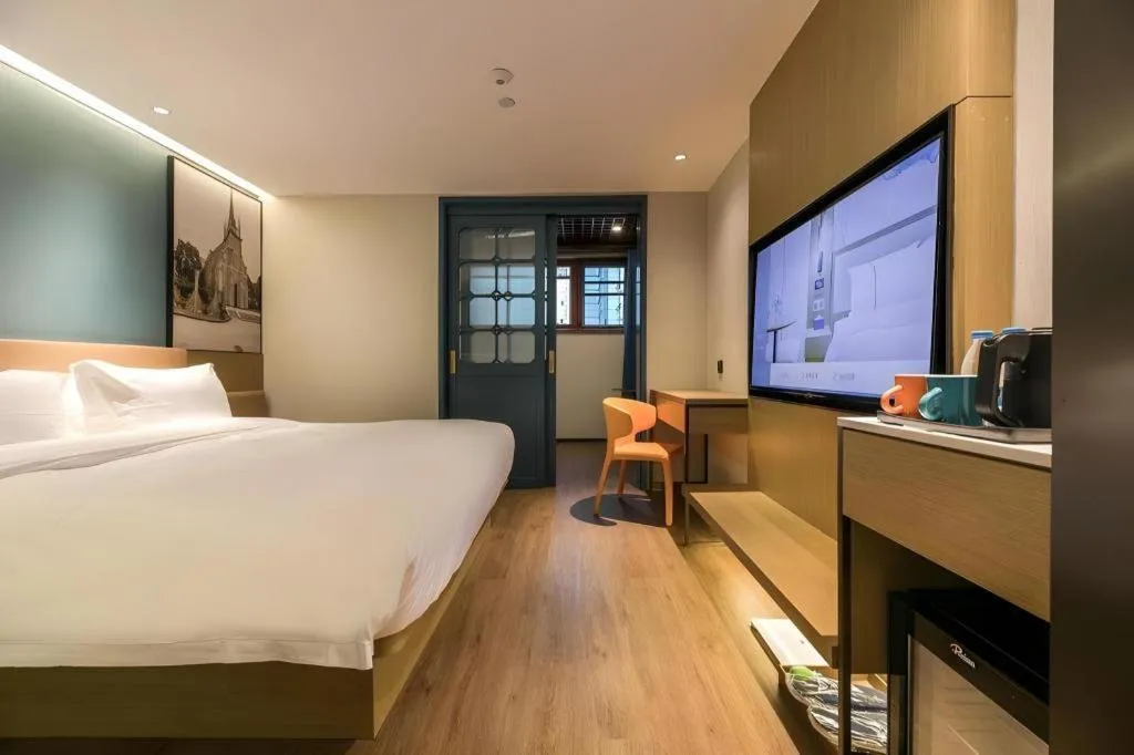 Bed in Jinglai Hotel (Shanghai Bund East Nanjing Road pedestrian street )