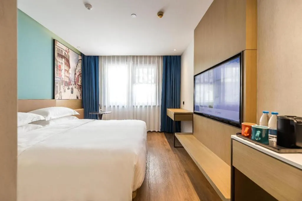Bed in Jinglai Hotel (Shanghai Bund East Nanjing Road pedestrian street )