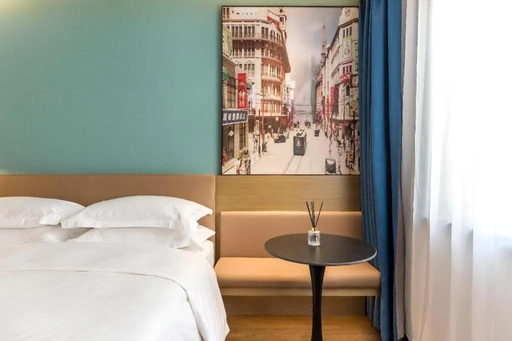 Bed in Jinglai Hotel (Shanghai Bund East Nanjing Road pedestrian street )