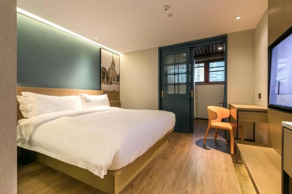 Bed in Jinglai Hotel (Shanghai Bund East Nanjing Road pedestrian street )