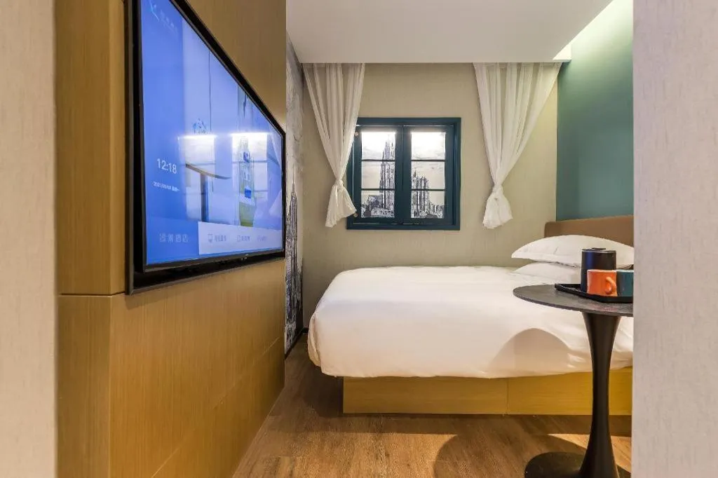 Bed in Jinglai Hotel (Shanghai Bund East Nanjing Road pedestrian street )