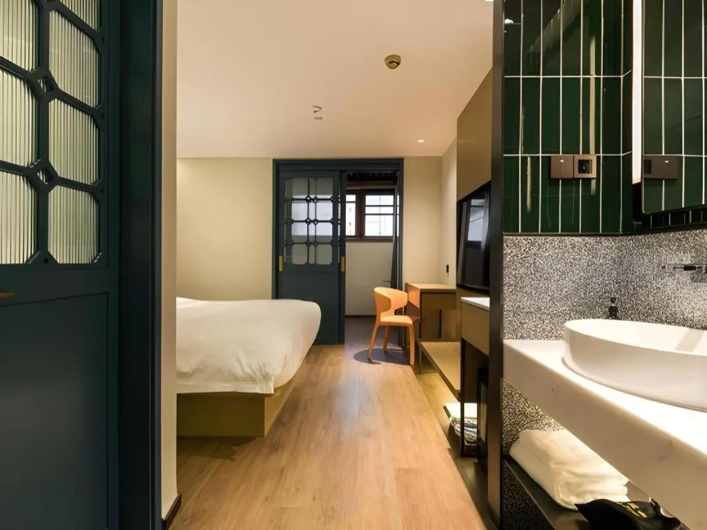 Bed in Jinglai Hotel (Shanghai Bund East Nanjing Road pedestrian street )