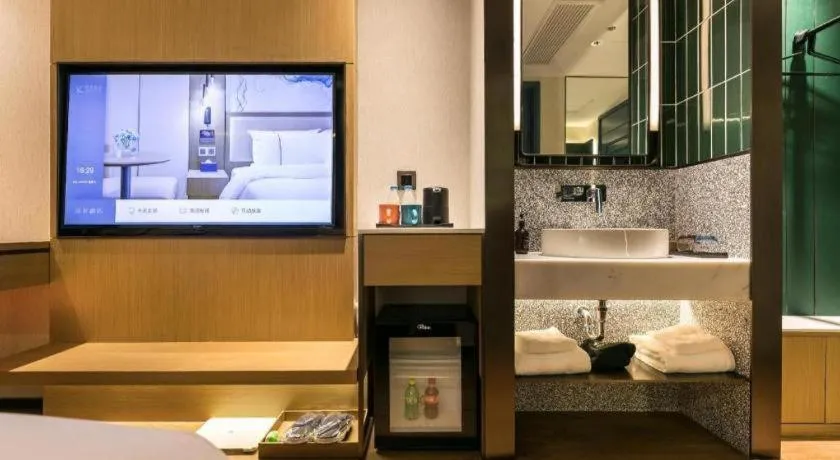 Bed in Jinglai Hotel (Shanghai Bund East Nanjing Road pedestrian street )