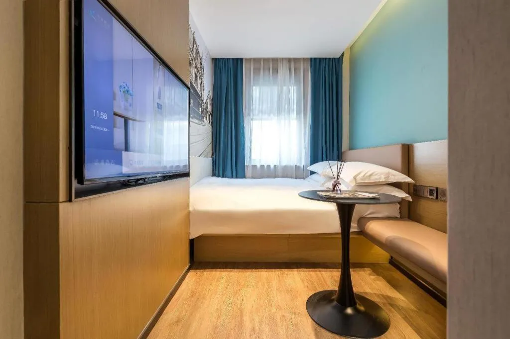 Bed in Jinglai Hotel (Shanghai Bund East Nanjing Road pedestrian street )