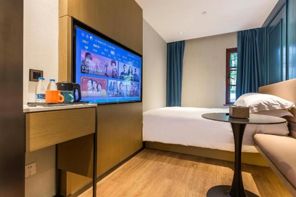 Bed in Jinglai Hotel (Shanghai Bund East Nanjing Road pedestrian street )