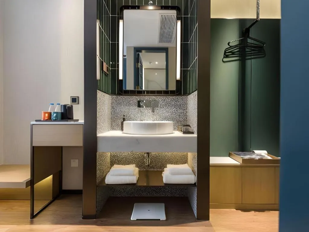 Jinglai Hotel (Shanghai Bund East Nanjing Road pedestrian street )