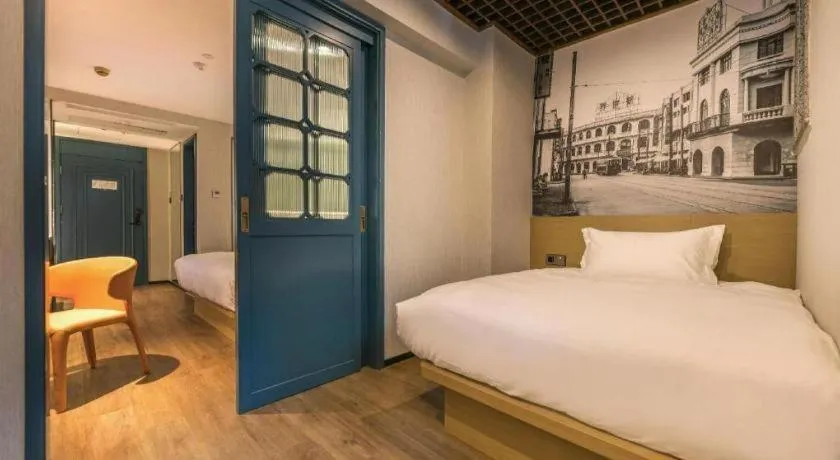Bed in Jinglai Hotel (Shanghai Bund East Nanjing Road pedestrian street )